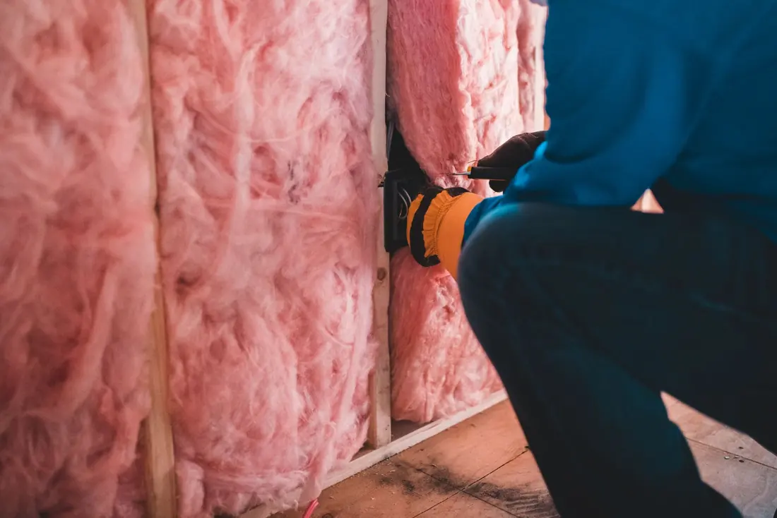 Travaux d'isolation thermique — pose d'un isolant sur la structure d'un mur